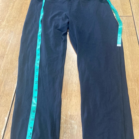 Beautiful lululemon Capri size 12 - Picture 4 of 7